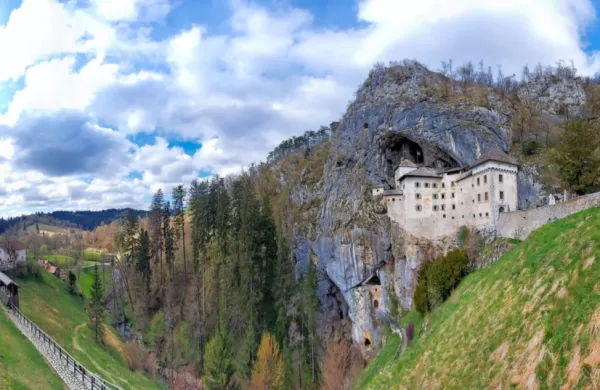 Prizore za nove epizode so snemali tudi v Sloveniji, in sicer v 
Kranjski Gori in Predjamskem gradu, ki je bil 5. aprila zaradi 
snemanja zaprt za obiskovalce.