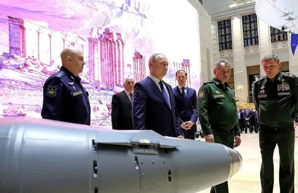 Ruski general Sergej Surovikin skrajno levo