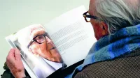 Borisa Pahorja ni več med živečimi avtorji, pravijo na Javni 
agenciji za knjigo, a ob nedavni predstavitvi okvirnega programa 
ga ni bilo niti med  pokojnimi, ki jim nameravajo  posvetiti posebno   
pozornost. 