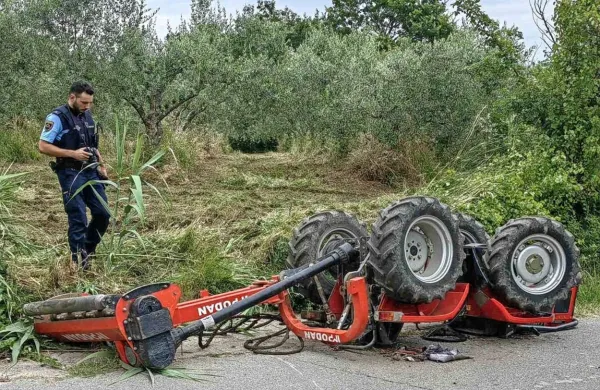 Izpod traktorja so Marežgana izvlekli le z lažjimi poškodbami.  