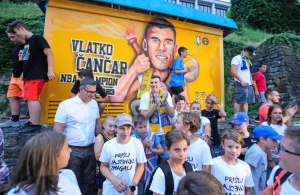 Vlatku  Čančarju so navijači pripravili tudi veliko stensko poslikavo.