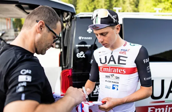 Bo Tadej Pogačar (desno) s športnim direktorjem ekipe UAE 
Emirates Andrejem Hauptmanom skoval zmagovalni načrt za 
Tour? 