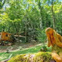 Posebnost parka so lesene skulpture in človeški kipci in drugi 
izdelki iz keramike. 