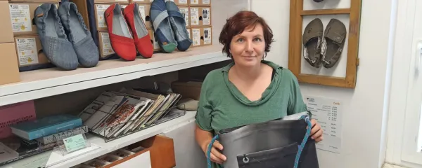 Med številnimi trajnostnimi izdelki Maje Modrijan so najbolj 
prepoznavni čevlji Walk the talk. Na steni sta uokvirjena prva para, 
ki ju je izdelala pred 15 leti. 