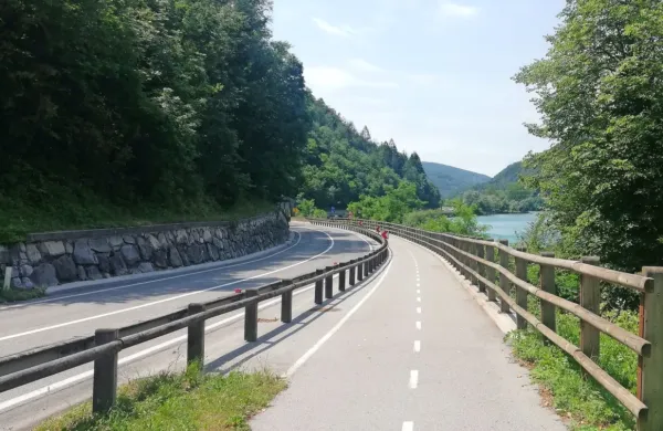 Na Mostu na Soči so danes odprli novo kolesarsko povezavo med 
Tolminom in Modrejem.