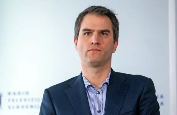 Svet Radiotelevizije Slovenija (RTVS) je na današnji izredni seji 
sklenil, da začne postopek razrešitve v. d. generalnega direktorja 
zavoda Andreja Graha Whatmougha.