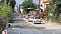 Do julija ostaja delna zapora v smeri Italije, in sicer od zadružnega 
doma do semaforja. 