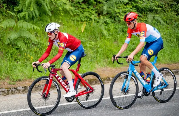 Mattias Skjelmose (levo), ki bo na dirki po Franciji vrtel pedala v 
majici danskega prvaka, si je že ogledal traso uvodnega dela Toura 
v Baskiji. 