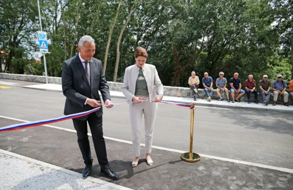 Pridobitev sta predala namenu župan Mauricij Humar in ministrica 
za infrastrukturo Alenka Bratušek.