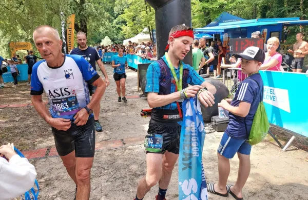 Dimitri (v sredini) je ob prihodu na cilj preverjal, koliko časa je 
tekel na kraljevski progi 50 kilometrov z višinsko razliko 2400 
metrov.    