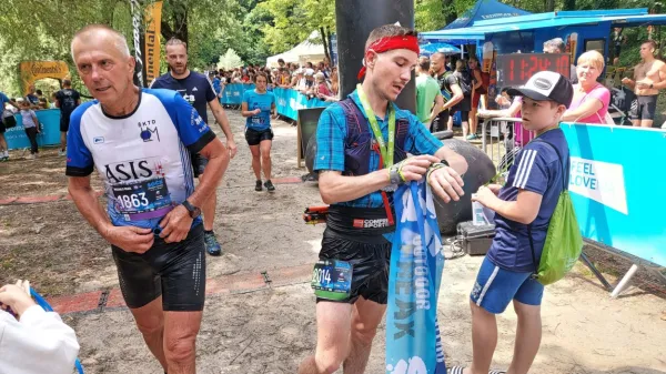 Dimitri (v sredini) je ob prihodu na cilj preverjal, koliko časa je 
tekel na kraljevski progi 50 kilometrov z višinsko razliko 2400 
metrov.    