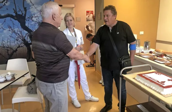  Rajku Baskarju (na fotografiji desno) se je za humanost zahvalil 
nekdanji predsednik RK Nova Gorica Dušan Ambrožič, ki je tudi 
sam 103-krat daroval kri. 