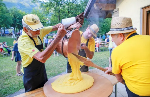 Gostitelji  praznika iz turističnega društva Šmihel-Ozeljan so za 
obiskovalce skuhali približno 250 kilogramov polente. 