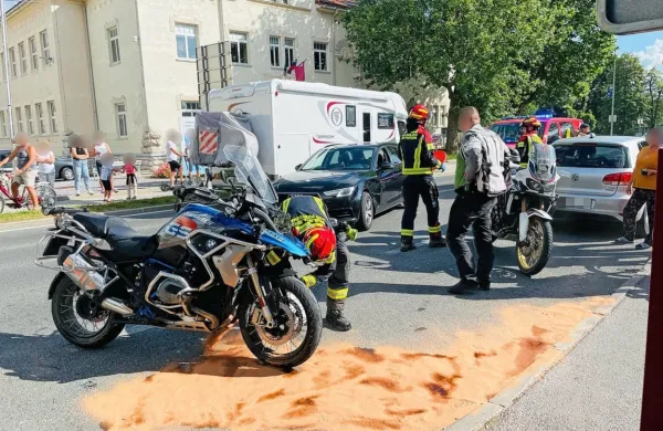 Postojna: z motorjem prehiteval avto, ko je voznik z njim zavijal