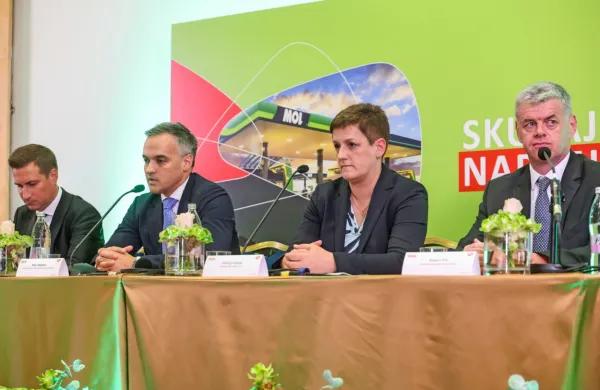 Predstavniki skupine MOL na novinarski konferenci v Portorožu 