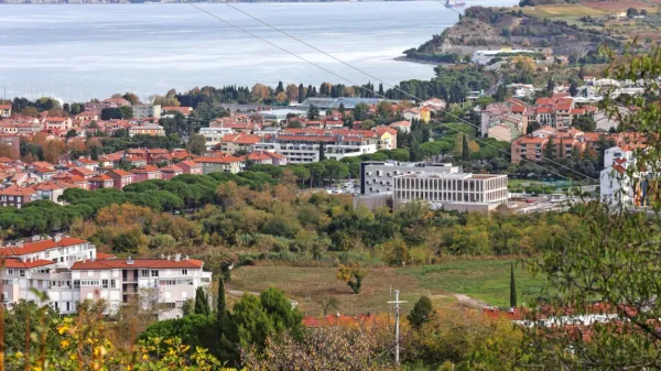 Zemljišče v zahodnih Livadah, na katerem naj bi zraslo še  170 
stanovanj. Prejšnji župan Danilo Markočič je sprva  tam snoval 
neprofitna stanovanja, njegov predhodnik Igor Kolenc pa vrstne 
hiše. 