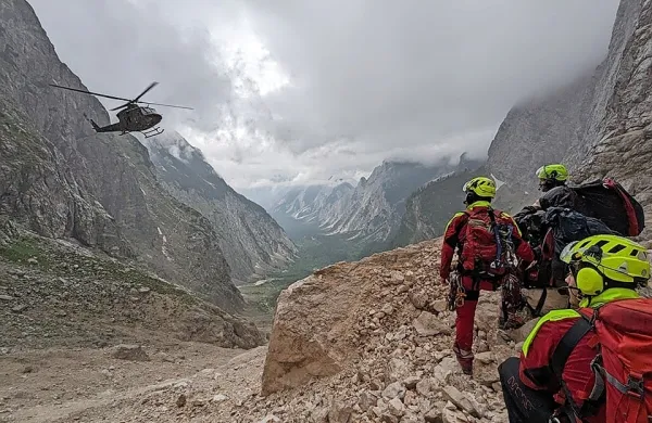 Francoza  in  gorske  reševalce  so  po  reševanju  s  srečnim  koncem   s  helikopterjem  odpeljali  v  dolino.  