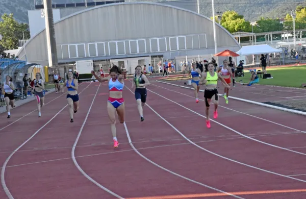Primorka Živa Pfeifer (v rumeni majici)   je na 200 metrov tekla državni rekord za starostno kategorijo U-16, 
zmagovalka Pika Bika Kern (v ospredju) pa je postavila rekord za mlajše mladinke.