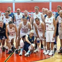 Polfinale me slovenskimi in hrvaškimi košarkarskimi prijatelji je gladko dobila portoroška ekipa (v modrih 
dresih).