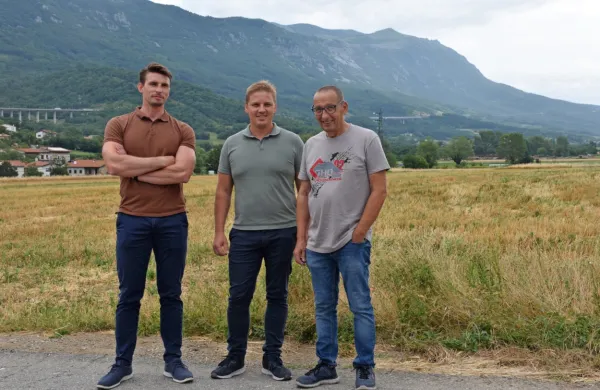 Dirko  so v Podnanosu  včeraj predstavili (z leve) Jan Šraml,  Denis 
Šraml in Silvan Lulik.