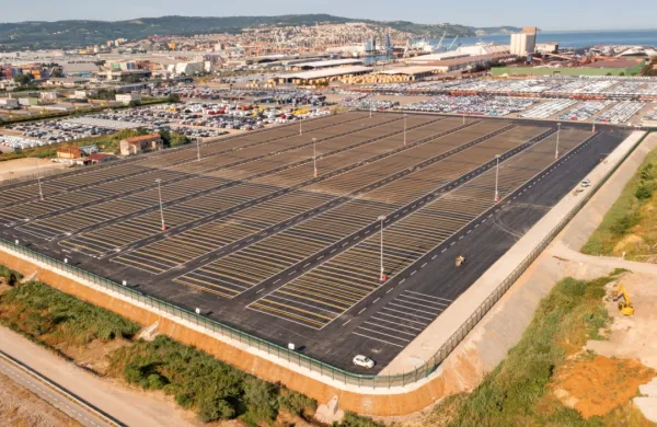 Nove površine za skladiščenje so ena najpomembnejših pridobitev terminala za avtomobile, ki je lani prvič presegel 800.000 
pretovorjenih vozil in tako ohranil primat vodilnega avtomobilskega terminala v Sredozemlju.