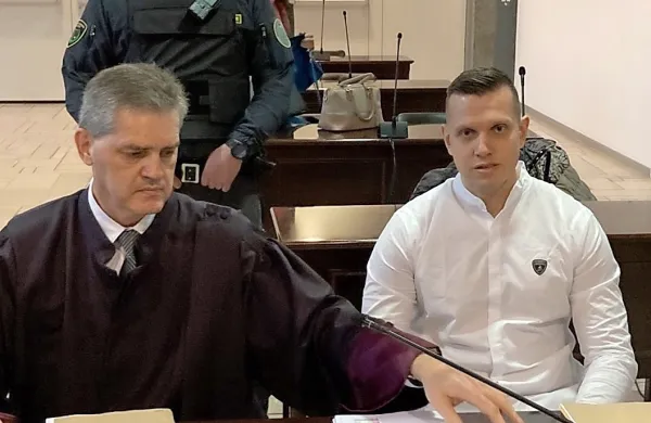 



Klemen Kadivec in njegov odvetnik Branko Gvozdić ne poznata razlogov za poostrene varnostne ukrepe. 