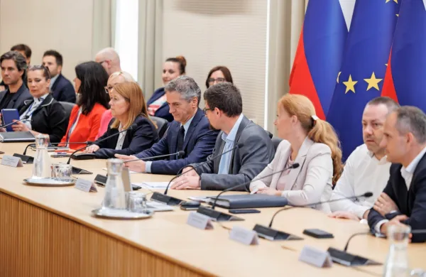 Seje  Ekonomsko-socialnega  sveta se je udeležil tudi premier 
Robert Golob.