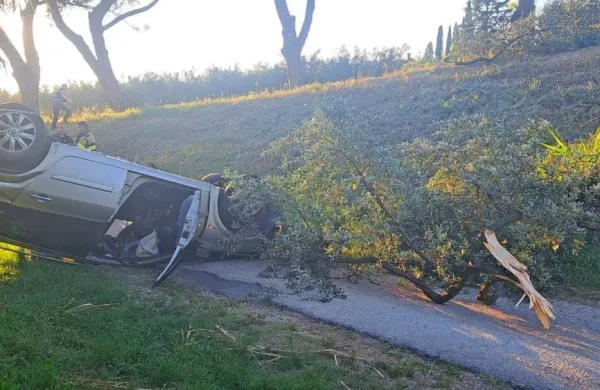 V  Strunjanu je  voznik zapeljal  s  ceste  in  se  z  avtom  prevrnil  na 
streho.  