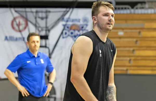 Tudi selektor Aleksander Sekulić (levo) pred svetovnim prvenstvom polaga največje upe v Luko Dončića. 