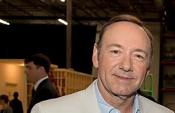 63-letni Kevin Spacey se je izrekel za nedolžnega zaradi 12 spolnih 
kaznivih dejanj, vključno z nespodobnim napadom na štiri moške 
v letih od 2001 do 2013.