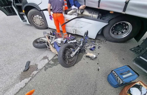 S tovornega vozila so ga rešili sežanski poklicni gasilci in ga predali 
reševalcem sežanske nujne medicinske pomoči.