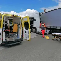 S tovornega vozila so ga rešili sežanski poklicni gasilci in ga predali 
reševalcem sežanske nujne medicinske pomoči