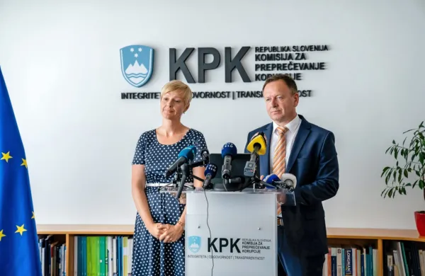 Predsednik KPK Robert Šumi pravi, da so glede na število prijav in  
odkritih nepravilnosti, pa tudi glede na velike količine denarja,  
korupcijska tveganja v zdravstvu visoka.
