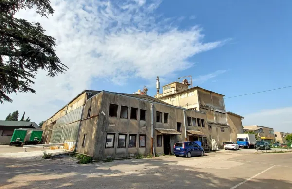 (SOLKAN) Hala na območju SIA: prej je &scaron;la v nos, zdaj so nekateri proti ru&scaron;enju