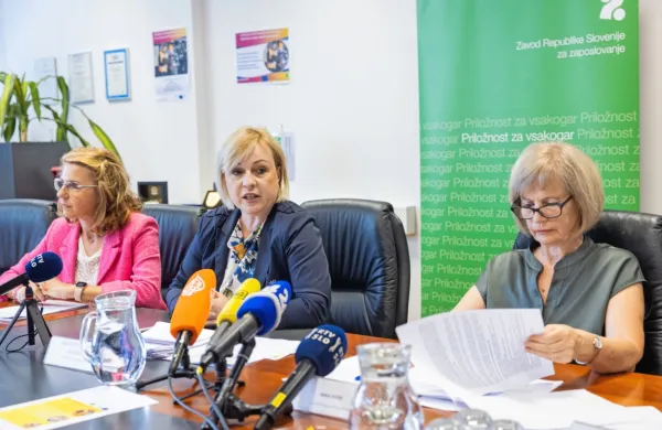 Povpraševanje po delavcih ostaja zelo visoko. Na zavodu za 
zaposlovanje beležijo skoraj 5000 potreb vsak dan, so povedali na 
novinarski konferenci Zavoda RS za zaposlovanje