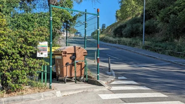 Brezvestni  voznik  skuterja  je  kadaver  psa  odvrgel  kar  v  zabojnik  na  
ekološkem  otoku  ob  cesti.