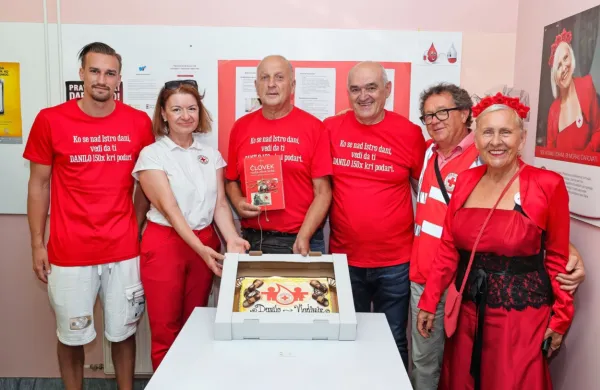Danilo Sergaš (tretji z leve) v družbi prijateljev in predstavnikov Območnega združenja Rdečega križa Piran, ki so mu jubilej posladkali s torto.