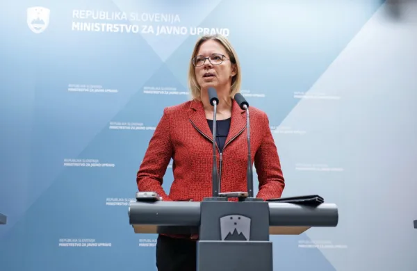  Ministrica za javno upravo Sanja Ajanović Hovnik