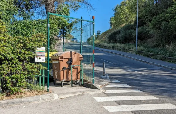 Domačin je  v zabojniku  za  biološke  odpadke  ob Cesti na  Markovec   
naletel na  srhljiv  prizor.  