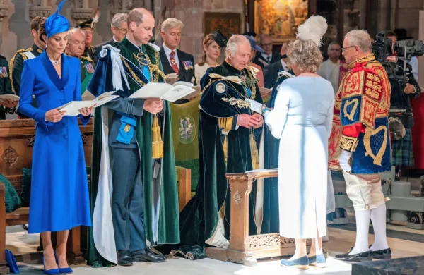 Britanski kralj Karel III. simbolično prevzel &scaron;kotsko krono