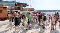 Otroci so imeli na letovanju tudi več izletov. Tako so se z ladjico 
odpravili od Portoroža do Izole. 