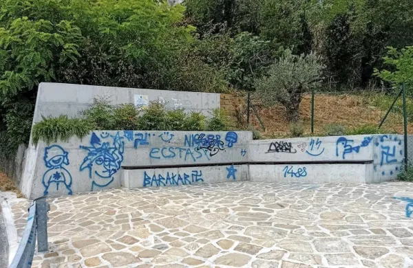 Na zidu v ulici Za gradom so se znašli številni nacistični simboli, 
denimo svastika, kratica SS in številka 1488.