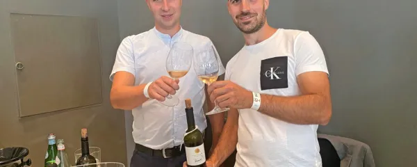 Jakob in Gregor Bizjak (z leve) sta predstavila sivi pinot 2022, ki je 
osvojil 95 točk in zlato medaljo in srebrno rebulo 2022 s 94 
točkami.
