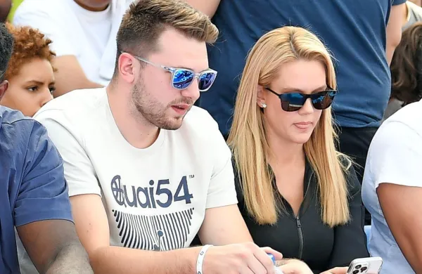 Slovenski košarkarski as Luka Dončić se je zaročil s svojim 
dolgoletnim dekletom Anamarijo Goltes.