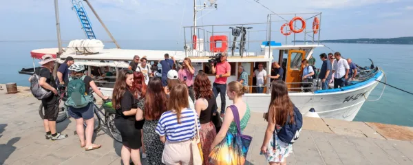Ladja Zlatoperka znova prevaža potnike - tudi kolesarje  - od Izole 
do Kopra, Ankarana in Pirana.