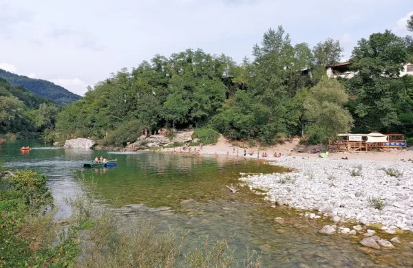 V Kanalu mladina že leta skrbi za dogajanje tudi z barom 
Terasca.  