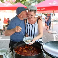 Ena kuharska  - z ribjim brodetom, da ne bo pomote.
