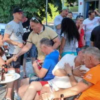 Neizbežni reševalec iz vode (v oranžni majici)  je na suhem hvalil 
udeležence za dobro pripravljenost in varne zavesljaje.