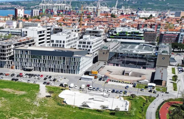 Gasilci  so  s hidravličnim  orodje  odprli  vrata  dvigala v Areni 
Bonifika,  reševalci  pa  so nato    osem  otrok  z  reševalnimi  vozili 
odpeljali  v  izolsko  bolnišnico. 

