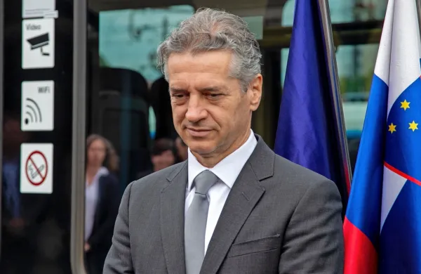 Premier Robert Golob  bo po odstopu Danijela Bešiča Loredana z 
mesta ministra za zdravje to funkcijo začasno opravljal sam.